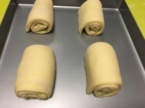 我是晚上做的，室温比较低，23度左右，湿度60，发酵了70分钟，发酵好的面团明显膨胀一倍大