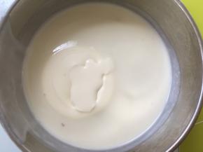 39克白巧克力加10克淡奶油隔水加热至白巧克力融化，边加热边搅拌均匀