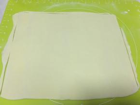 之后用钢尺裁成方形，裁掉的边角可以叠加在一起，分成4份，一会卷在面团里面