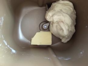 之后加入黄油，继续启动揉面程序，将黄油揉均匀