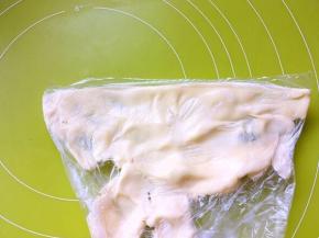 将裹酥用黄油装入小号保鲜袋，先用手将保鲜袋的两个角捏满黄油