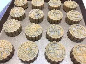 放入预热好的烤箱之前在月饼表面喷少许水，180度烤5分钟后取出