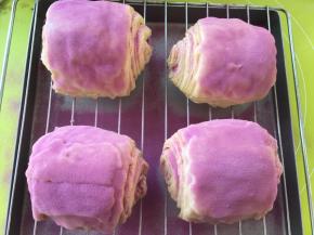 过筛上适量的紫薯粉