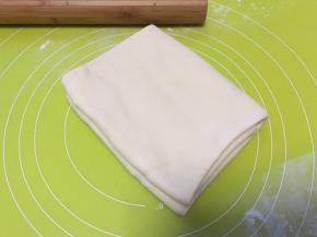 将两侧面片向中间对折一下，之后再对折在一起，折成4折