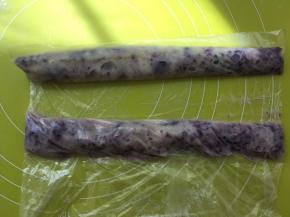 将搅拌好的内馅装入大号保鲜袋，用刮刀推均匀，之后卷起来，入冰箱冷冻，图片我是做了两份的量