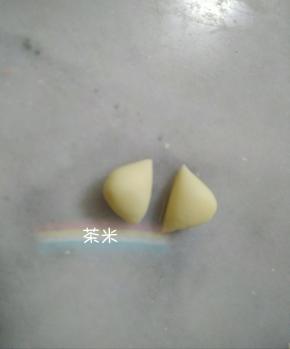 1克的白面团，搓成椭圆形后，对切成两半，当耳朵。