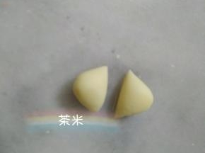 1克的白面团，搓成椭圆形后，对切成两半，当耳朵。