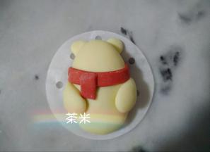 把小手和耳朵，沾水组装到小熊身上。