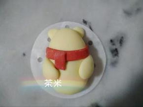 把小手和耳朵，沾水组装到小熊身上。