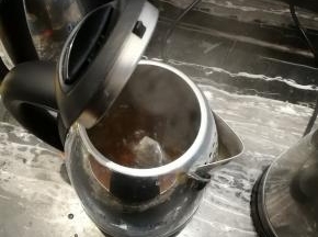 水烧开放红茶茶包闷10分钟