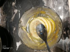 柠檬片放少量开水用勺子挤压出酸味，备用