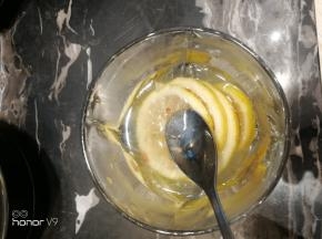 柠檬片放少量开水用勺子挤压出酸味，备用