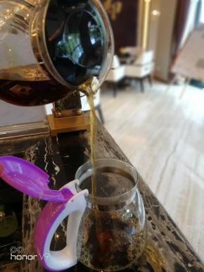 闷好的红茶在两个续水壶里面来回拉茶10次。