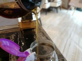 闷好的红茶在两个续水壶里面来回拉茶10次。
