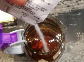 放入白糖