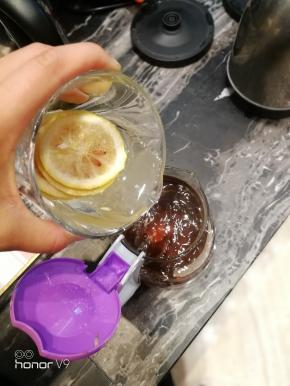 提前泡好的柠檬水倒入