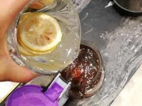 提前泡好的柠檬水倒入
