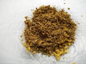 海苔和肉松放进料理机打碎，放在容器中。