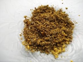 海苔和肉松放进料理机打碎，放在容器中。