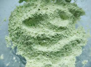 加入过筛的低筋面粉，抹茶粉，小苏打，酵母和盐，混合均匀。