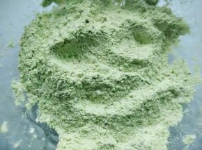 加入过筛的低筋面粉，抹茶粉，小苏打，酵母和盐，混合均匀。