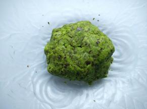 加入水和油，混和成团。
盖上保鲜膜静置20分钟。