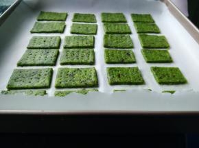 将面团擀成4毫米的面片，放在油纸上，再把面片切割成大小合适的方形，均匀排放，连同油纸一起移入烤盘。