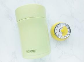 芒果泥冷藏的时候来煮西米。用锅煮西米，不但时间长而且要边煮边看着锅。这里分享一种最简单的用焖烧罐煮西米的方法。先将焖烧罐中倒入开水盖上盖预热5分钟，倒出开水。把西米倒入罐中，再重新倒入开水，盖上盖焖煮30分钟。