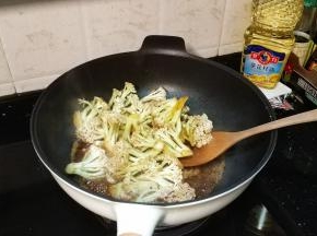 倒入芥末酱油，继续翻炒均匀