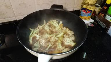 菜花出的汁会越来越多，继续大火炒制至熟即可