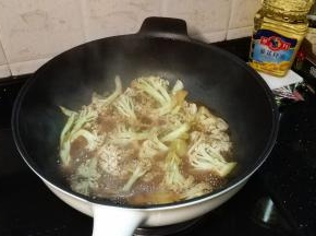 菜花出的汁会越来越多，继续大火炒制至熟即可