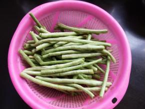 豆角洗净。