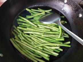 锅内放清水，烧开，放入豆角，焯水。