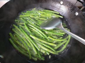 水开后煮五分钟捞出，放入清水中冲洗一下。