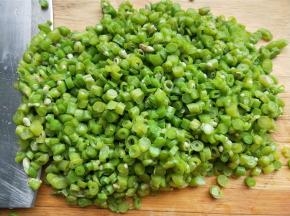 豆角切碎。