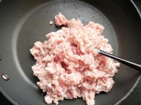 准备肉馅。