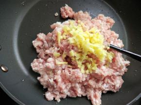 放入切好的生姜。