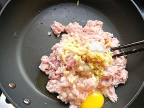 放入盐，鸡精，料酒，蚝油，白糖，小麻油和适量的清水。