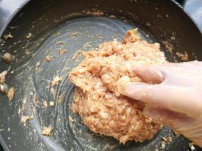 戴上一次性手套，沿一个方向搅拌起劲。