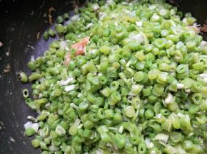 放入豆角和切好的大葱。