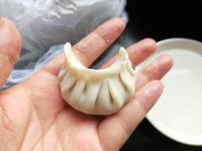 捏出一个个褶子，包好。