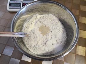 将所有面团材料按照先液体后干性材料一起放入盆里，注意盐要单独放一个角落，不能和酵母直接接触，以免酵母失去活性