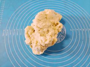 用筷子搅拌成团