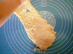 放案板或揉面垫上开始揉面