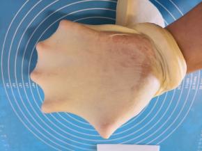 揉搓了十几分钟后就可以揉出很薄的膜了