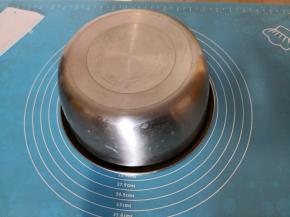 将面团收圆放盆里，盖上保鲜膜。放在温暖处发酵。现在天气暖和了我就直接放揉面垫上用盆扣住发酵。