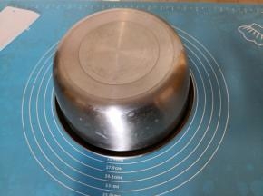 将面团收圆放盆里，盖上保鲜膜。放在温暖处发酵。现在天气暖和了我就直接放揉面垫上用盆扣住发酵。