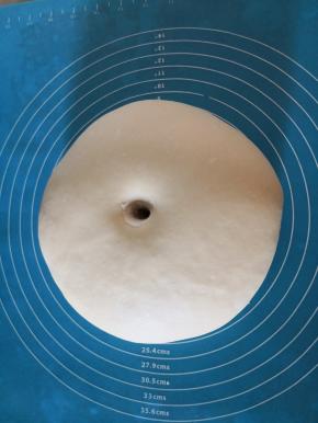 面团发酵至2-2.5倍大，用手指沾干粉，在面团中戳一个洞，洞口不回缩，不塌陷，证明已经发酵完成