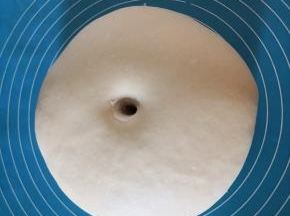 面团发酵至2-2.5倍大，用手指沾干粉，在面团中戳一个洞，洞口不回缩，不塌陷，证明已经发酵完成