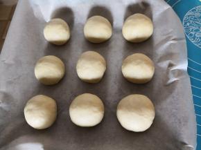 每份收圆直接放烤盘，进烤箱进行第二次发酵，在烤盘下边放杯温水，既保温，又保湿